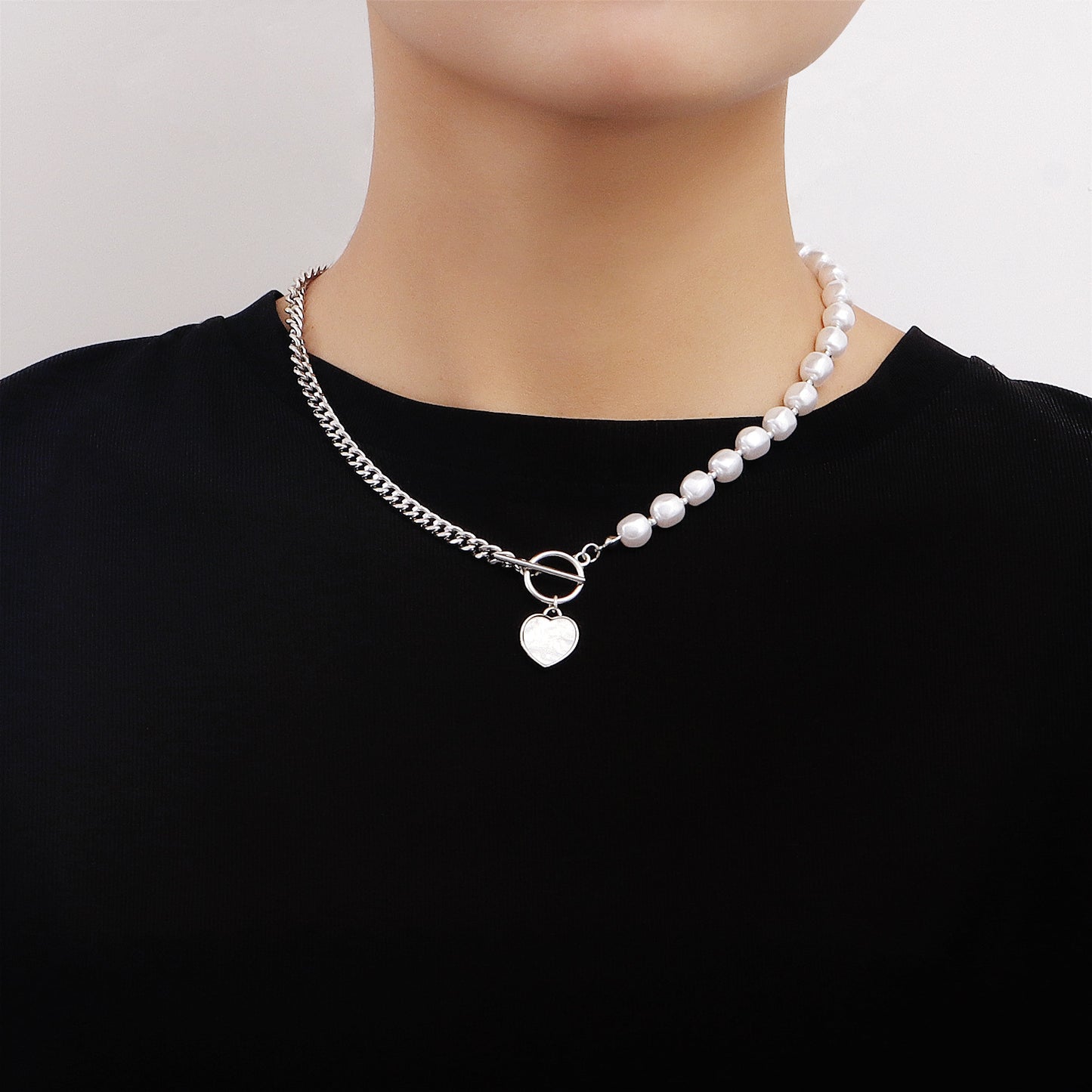 Elegante collana a pendente minimalista a forma di cuore in lega con perline in madreperla e finitura placcata da donna