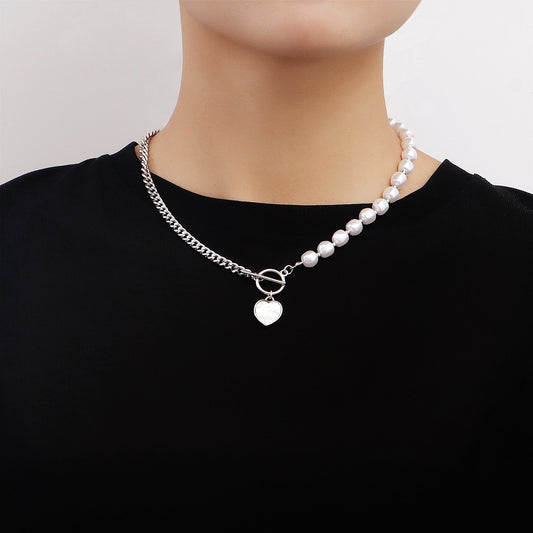Elegante collana a pendente minimalista a forma di cuore in lega con perline in madreperla e finitura placcata da donna