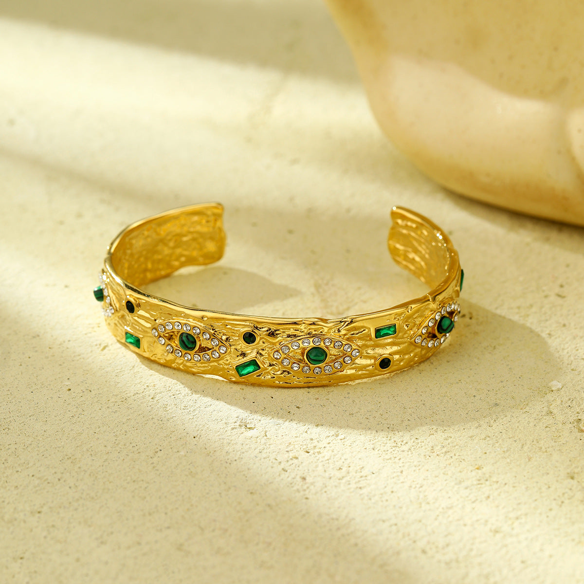Bracciale in acciaio al titanio con occhi d'angelo in stile vintage francese e pietre naturali intarsiate, con accenti di strass, in acciaio inossidabile ipoallergenico, dal design elegante e lussuoso