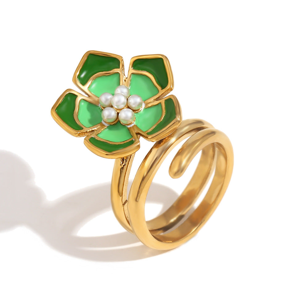 Collana da donna alla moda con ciondolo floreale e geometrico in acciaio inossidabile con placcatura in oro 18 carati e dettagli di petali smaltati