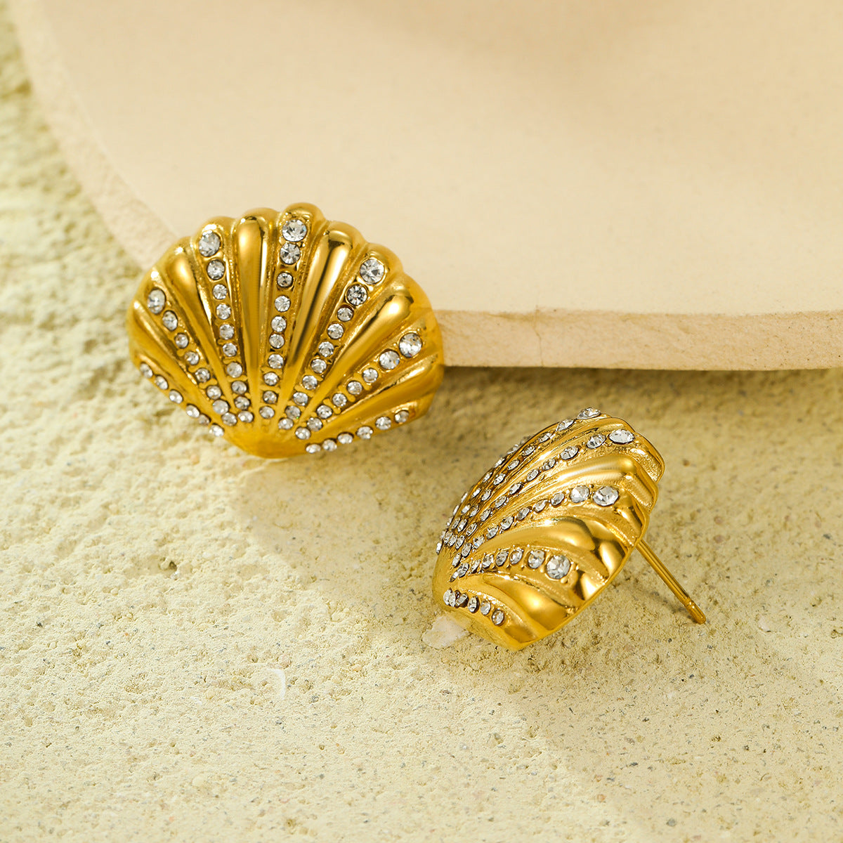 Pendientes de tuerca de acero inoxidable con forma de concha elegante adornados con circonitas para mujer con acabado chapado