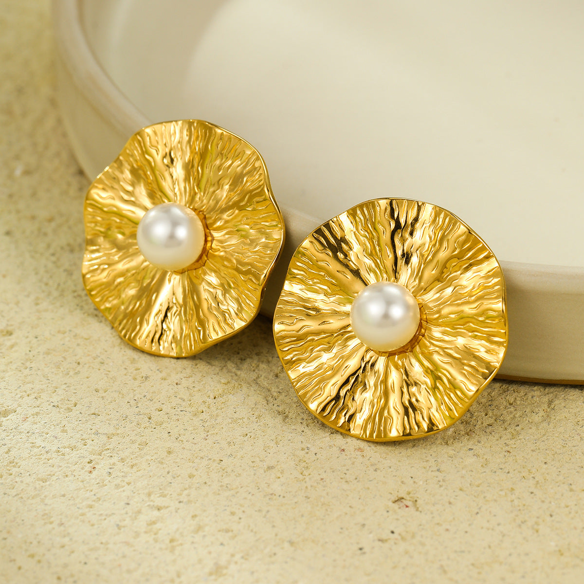 Pendientes de botón de acero inoxidable con perlas redondas y volantes irregulares estilo vintage para mujer con acabado chapado