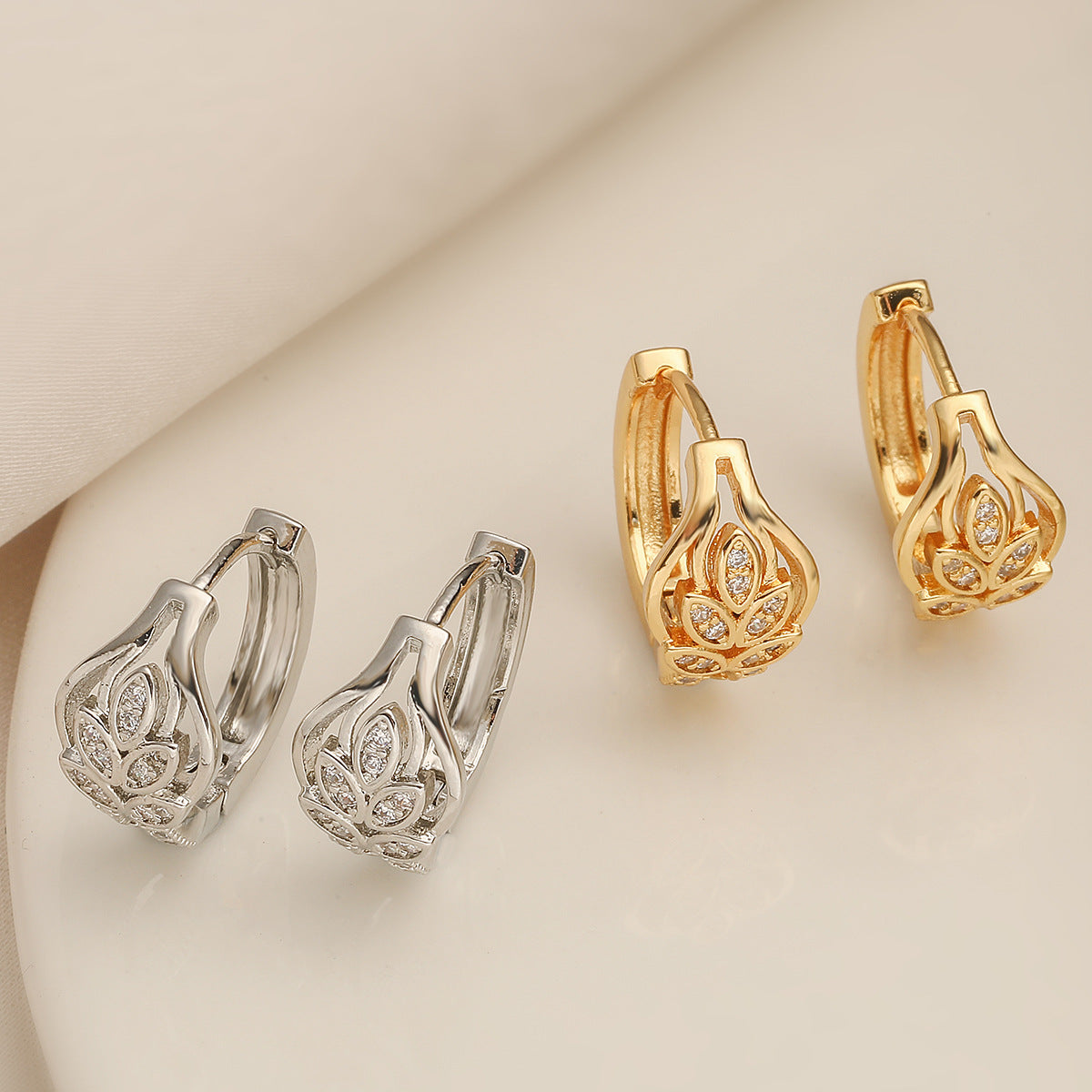Pendientes Minimalistas Geométricos con Forma de Hoja para Mujer, con Baño de Oro e Incrustaciones de Circonitas