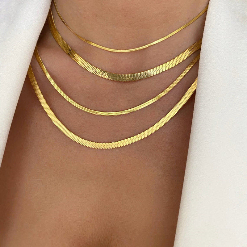 Collana corta minimalista placcata in acciaio al titanio a forma di rombo con catena a lama per uomo e donna