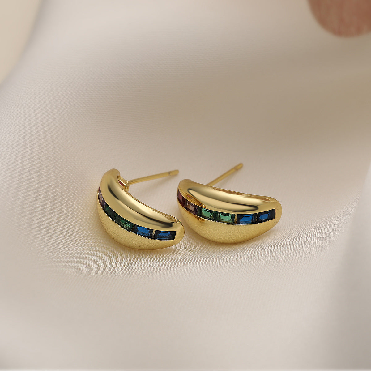 Orecchini da donna minimalisti vintage in rame a forma di stella con placcatura in oro 18 carati e intarsio in zirconi