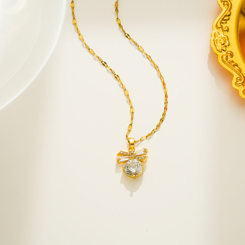 Elegante Collar con Colgante de Lazo para Mujer en Acero Titanio con Incrustaciones de Pedrería y Cadena Ondulada