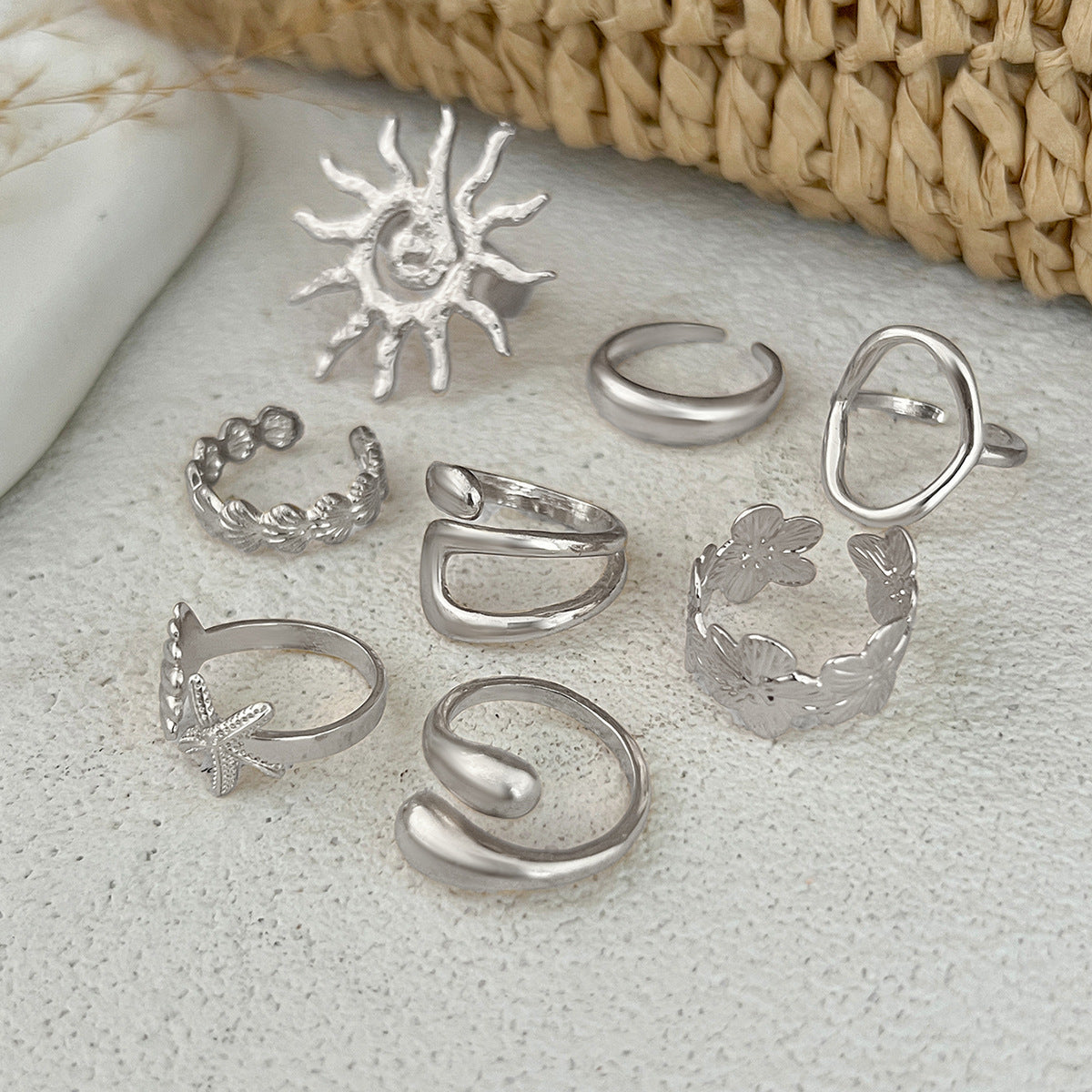 Anello aperto personalizzato con elementi floreali e geometrici, conchiglia e stella