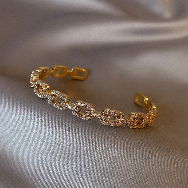 Pulsera tipo brazalete de aleación de cobre bañada en oro de lujo con incrustaciones de diamantes de imitación para mujer