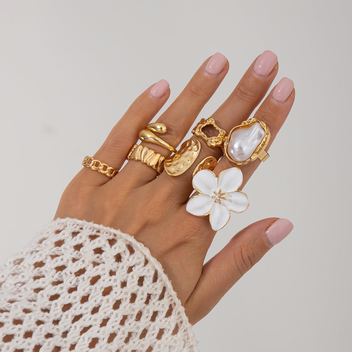 Set di anelli in lega a fiori geometrici minimalisti per donna con dettaglio fiore in smalto e accento a goccia di perla