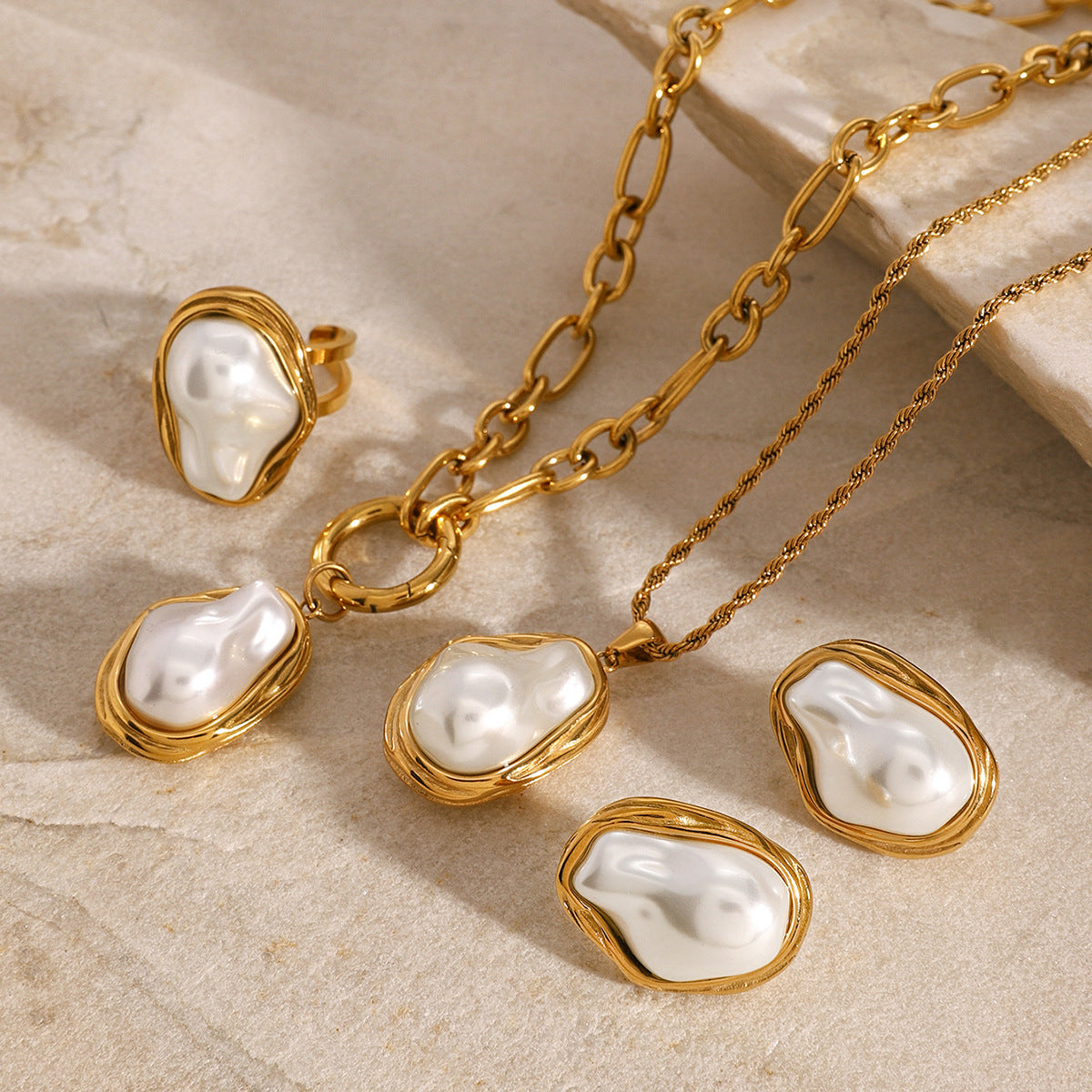 Collar de Acero Inoxidable Geométrico con Dije de Acero de Titanio y Acabado Galvanizado para Mujer