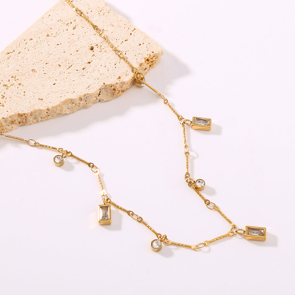 Collana Pendente Geometrica Minimalista a Diamante da Donna in Acciaio al Titanio con Placcatura Sottovuoto 18K, Forme Rettangolari e Rotonde, Design con Catena a O