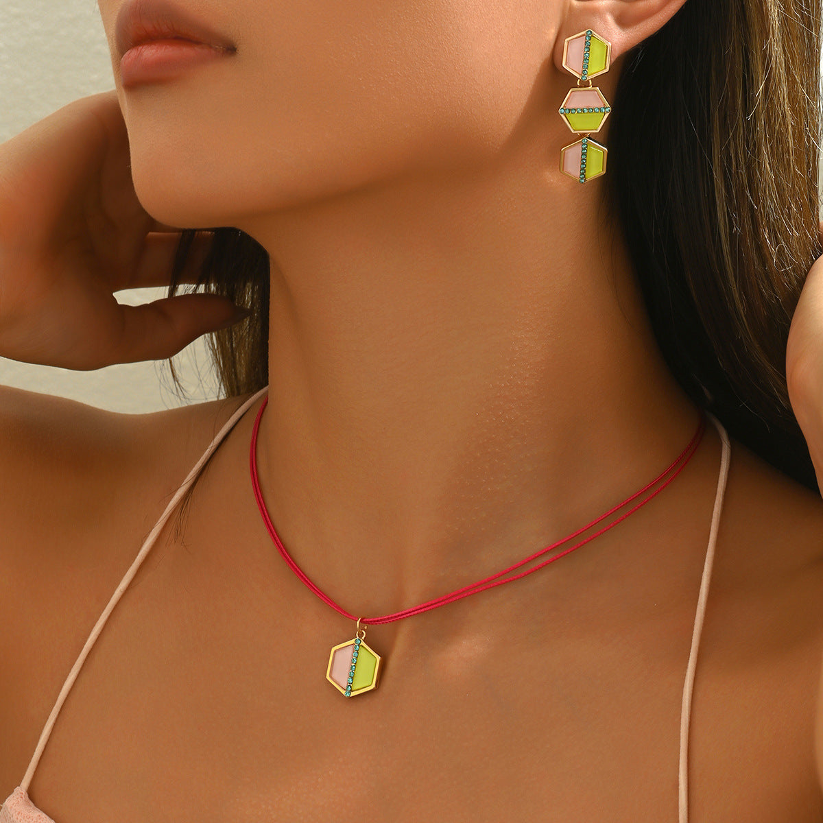 Parure da donna con collana e orecchini geometrici in rame con intarsio di strass, design pendente lungo irregolare
