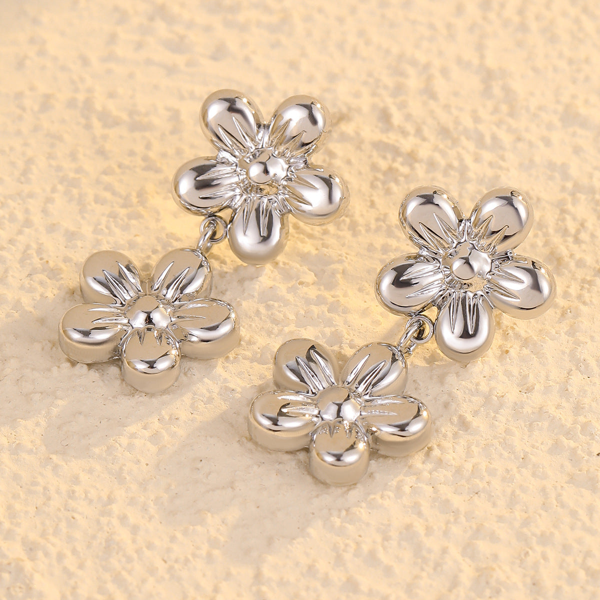 Aretes colgantes de acero inoxidable florales minimalistas para mujer con acabado chapado y estética de lujo