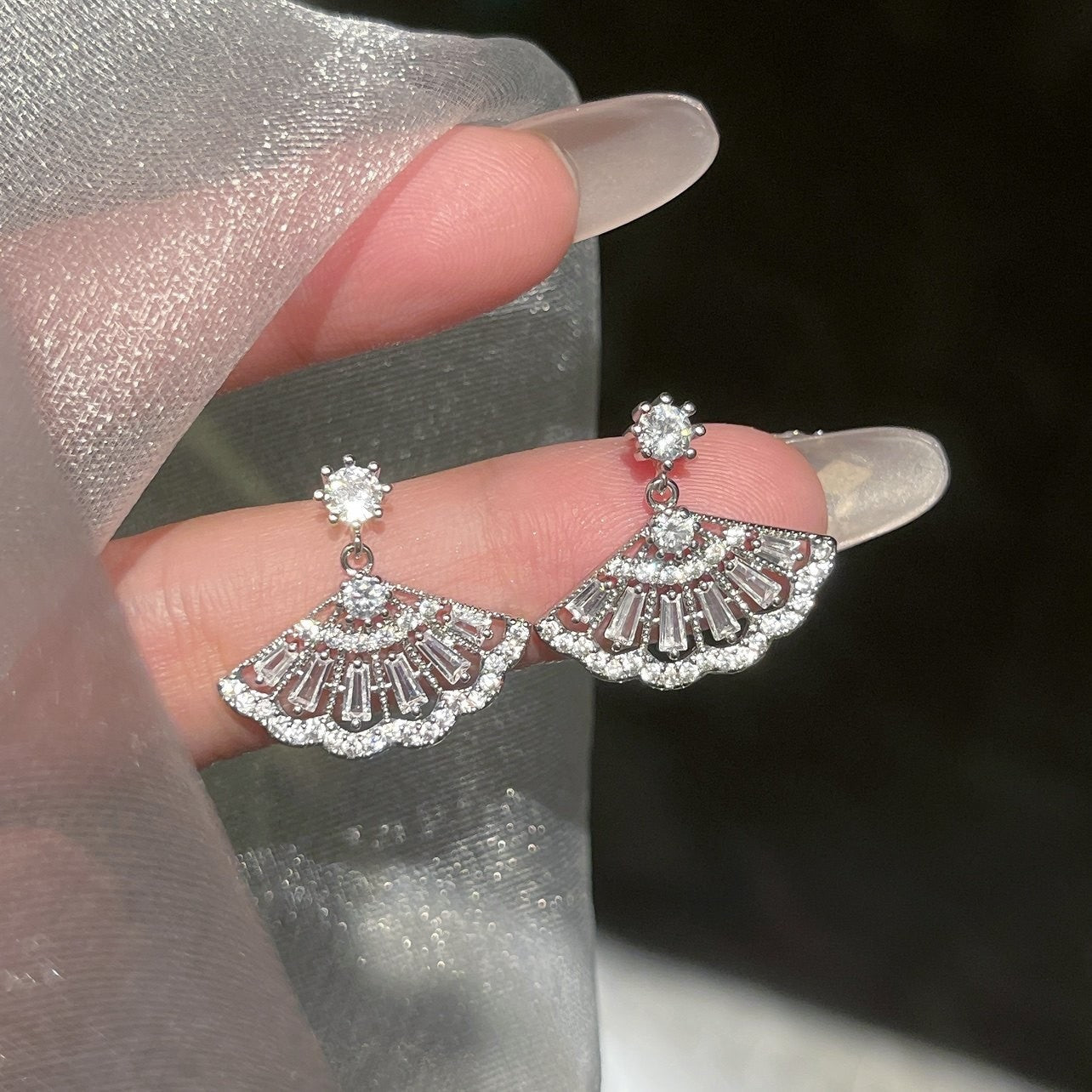 Orecchini a perno minimalisti a stella con perle e accenti di zirconi, su perni in acciaio ipoallergenico