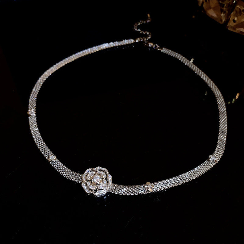 Collana con pendente a cuore a goccia in stile lusso con intarsio in strass in acciaio al titanio su catena in rame da donna