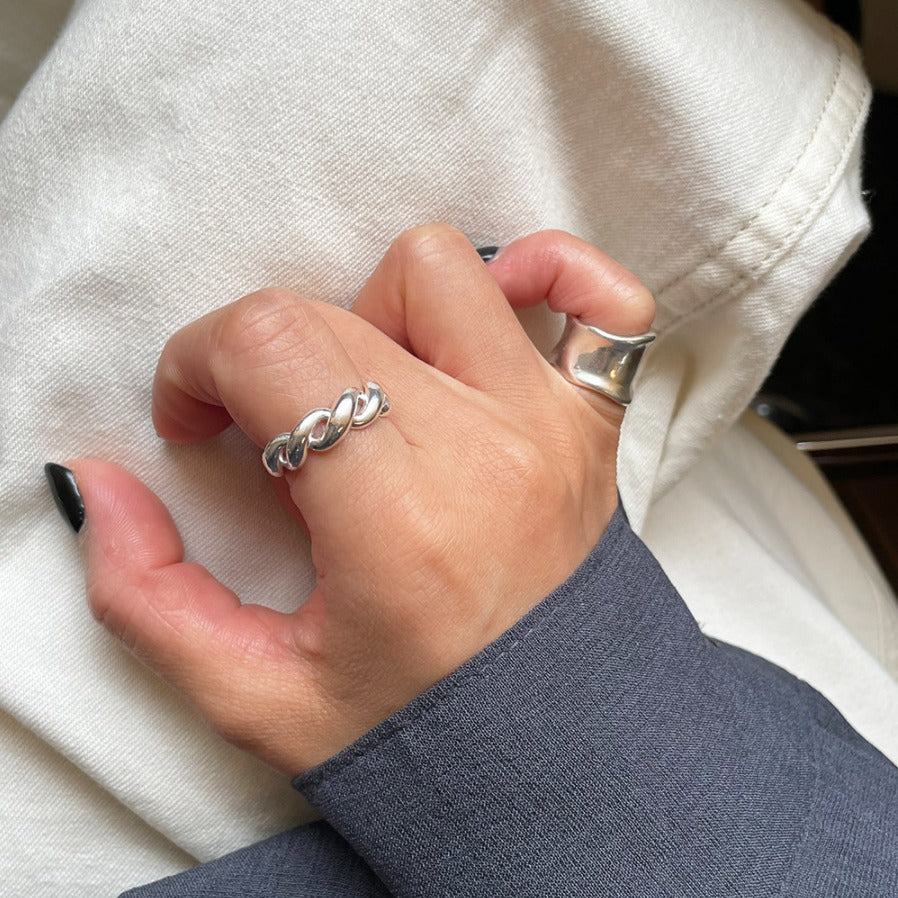 Anillo minimalista punk de plata trenzada para mujer con diseño de cuerda retorcida y construcción de plata de ley 925