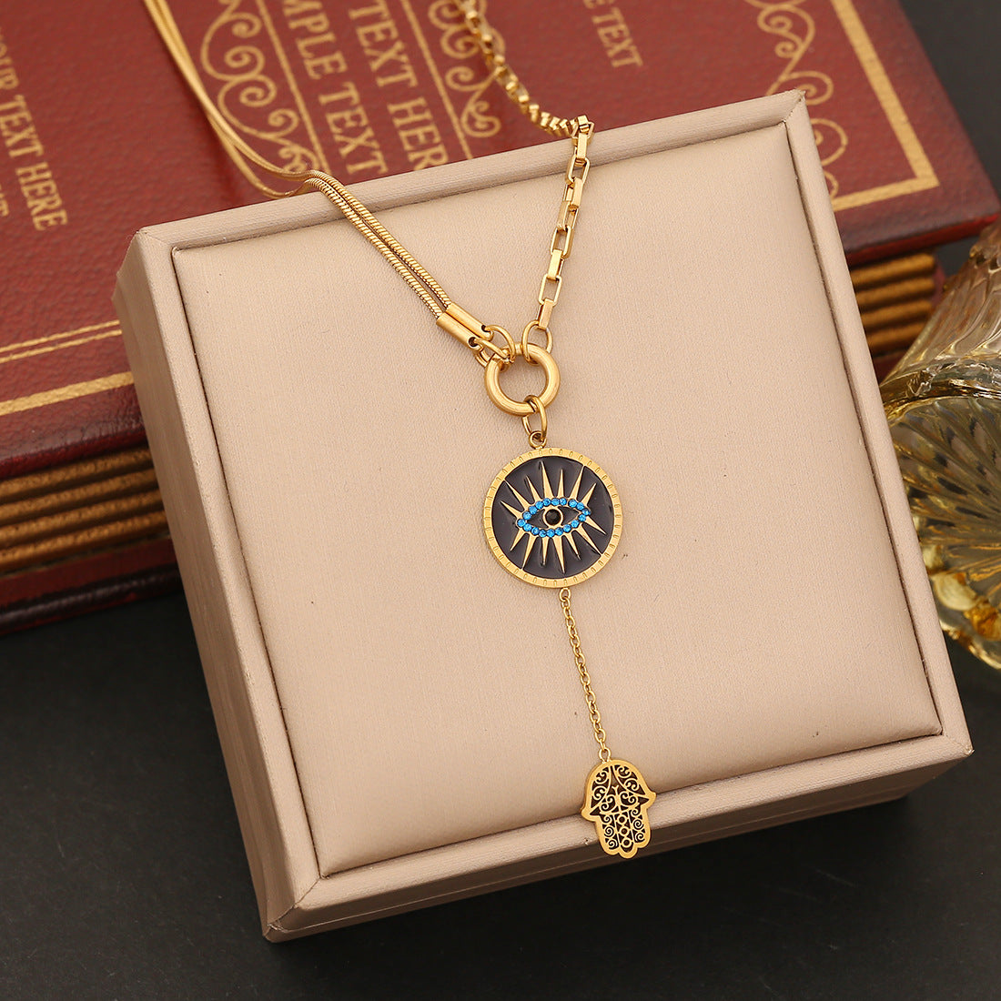 Divertido collar con colgante en forma de ojo con acabado de esmalte en acero inoxidable sobre cadena tipo O para mujer