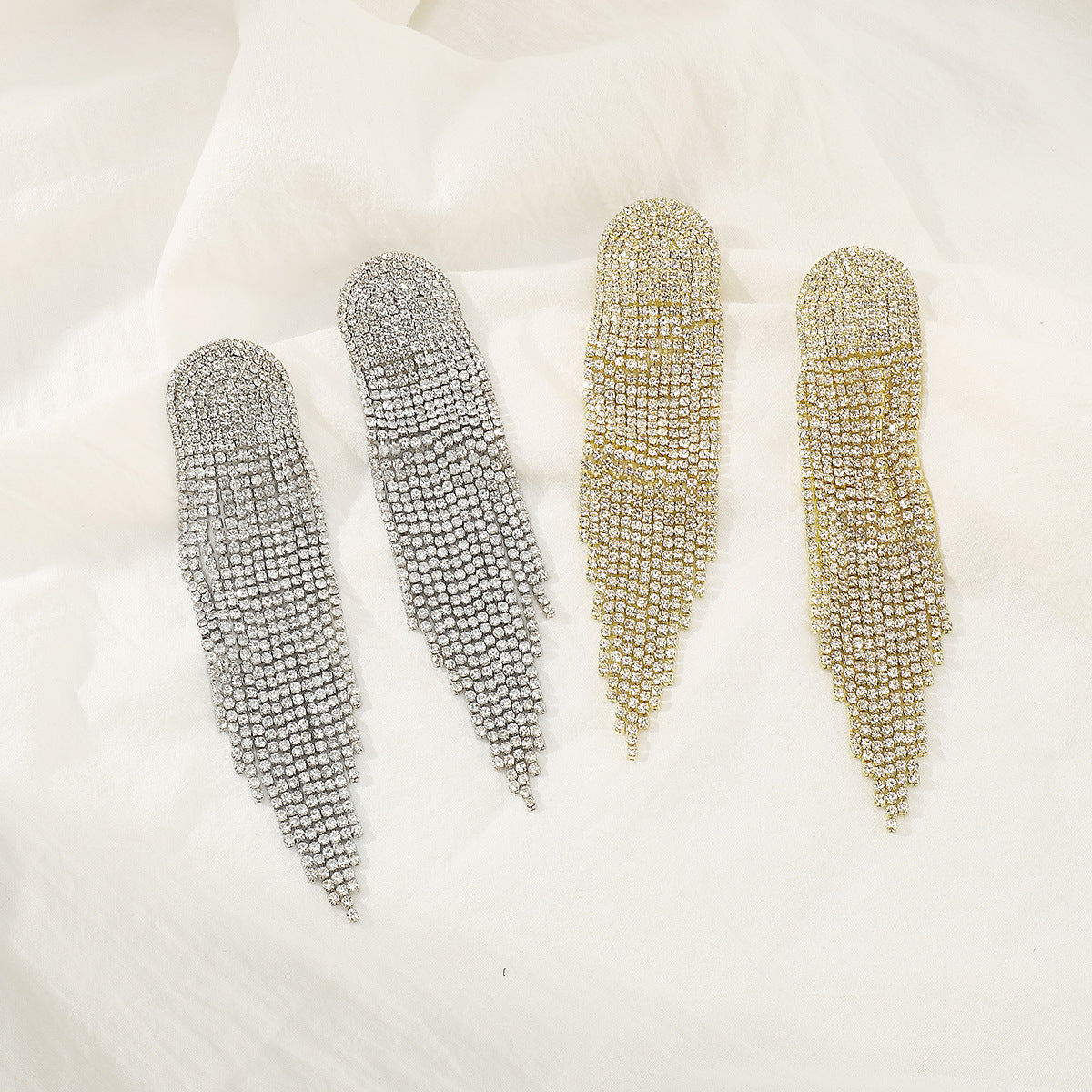 Orecchini Pendenti Lunghi Geometrici con Strass e Nappe, con Chiusura a Catena ad Artiglio, Stile Dolce-Spigoloso, da Donna