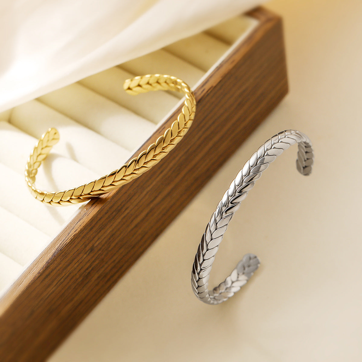 Bracciale Rigido Aperto Geometrico Minimalista da Donna in Acciaio Inox con Placcatura Oro 18K