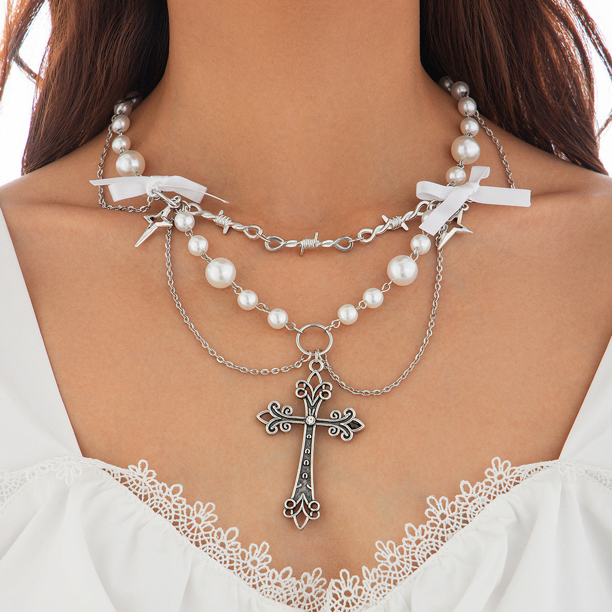Collar con dije en forma de lazo dulce y atrevido con motivo de cruz, aleación chapada en perlas, acabado chapado, para mujer