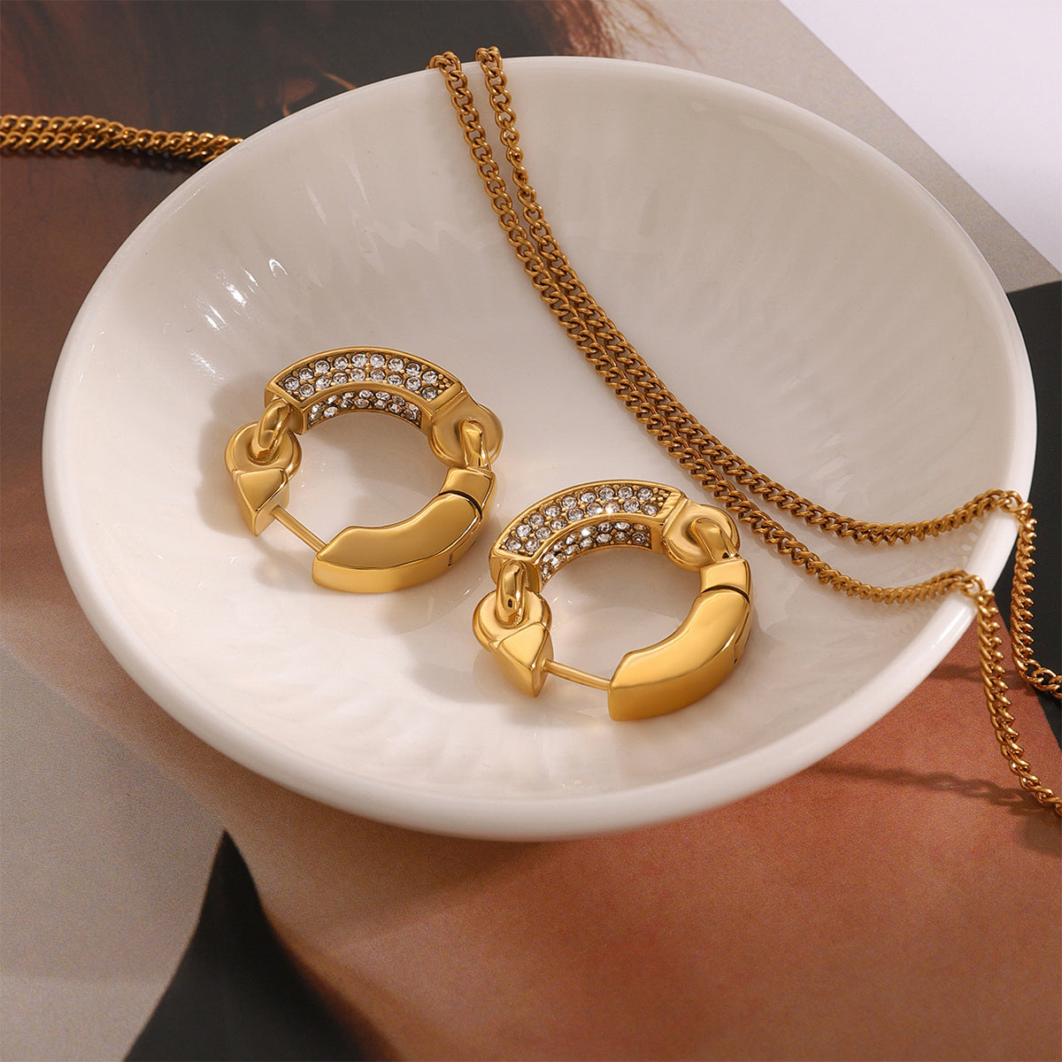 Orecchini a perno geometrici placcati in acciaio inossidabile con strass, da donna, con estetica minimalista di lusso