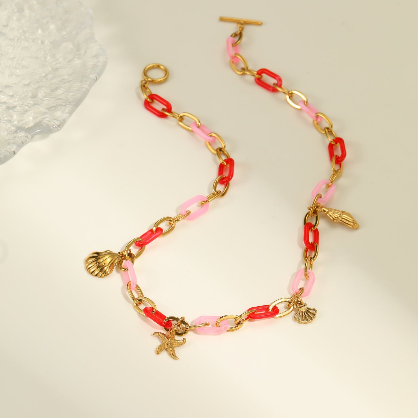 Collar de Acero de Titanio con Cadena de Resina Temática Oceánica a la Moda con Colgante de Concha y Estrella de Mar para Mujer