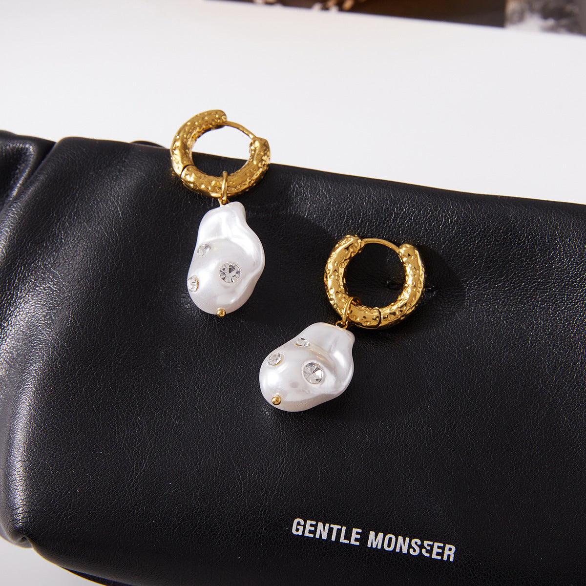Orecchini Minimalisti Geometrici in Acciaio Inossidabile da Donna con Accenti di Perle in Resina e Intarsi di Strass