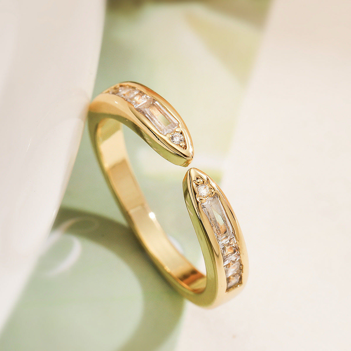 Anello minimalista a cuore aperto geometrico da donna in ottone con placcatura in oro 18 carati e intarsi in zircone