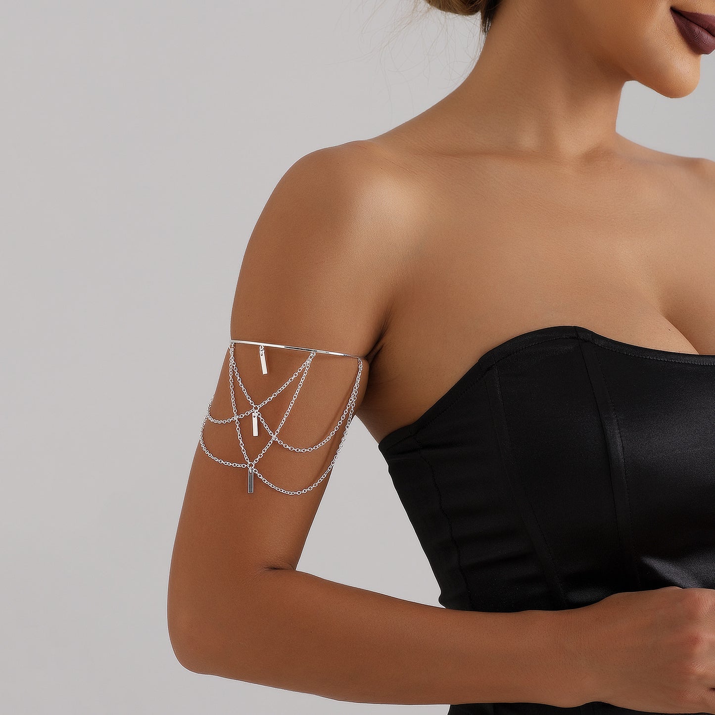 Pulsera de brazalete metálica ajustable de estilo punk geométrico para mujer con acabado chapado y detalle de borla