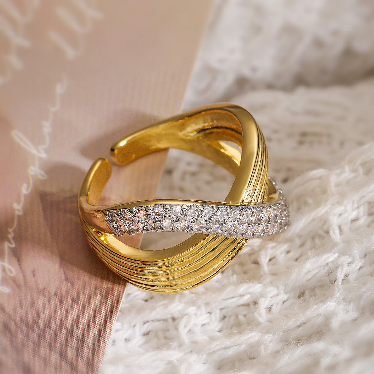 Anello aperto geometrico bicolore minimalista da donna con intarsio in zircone e base in rame