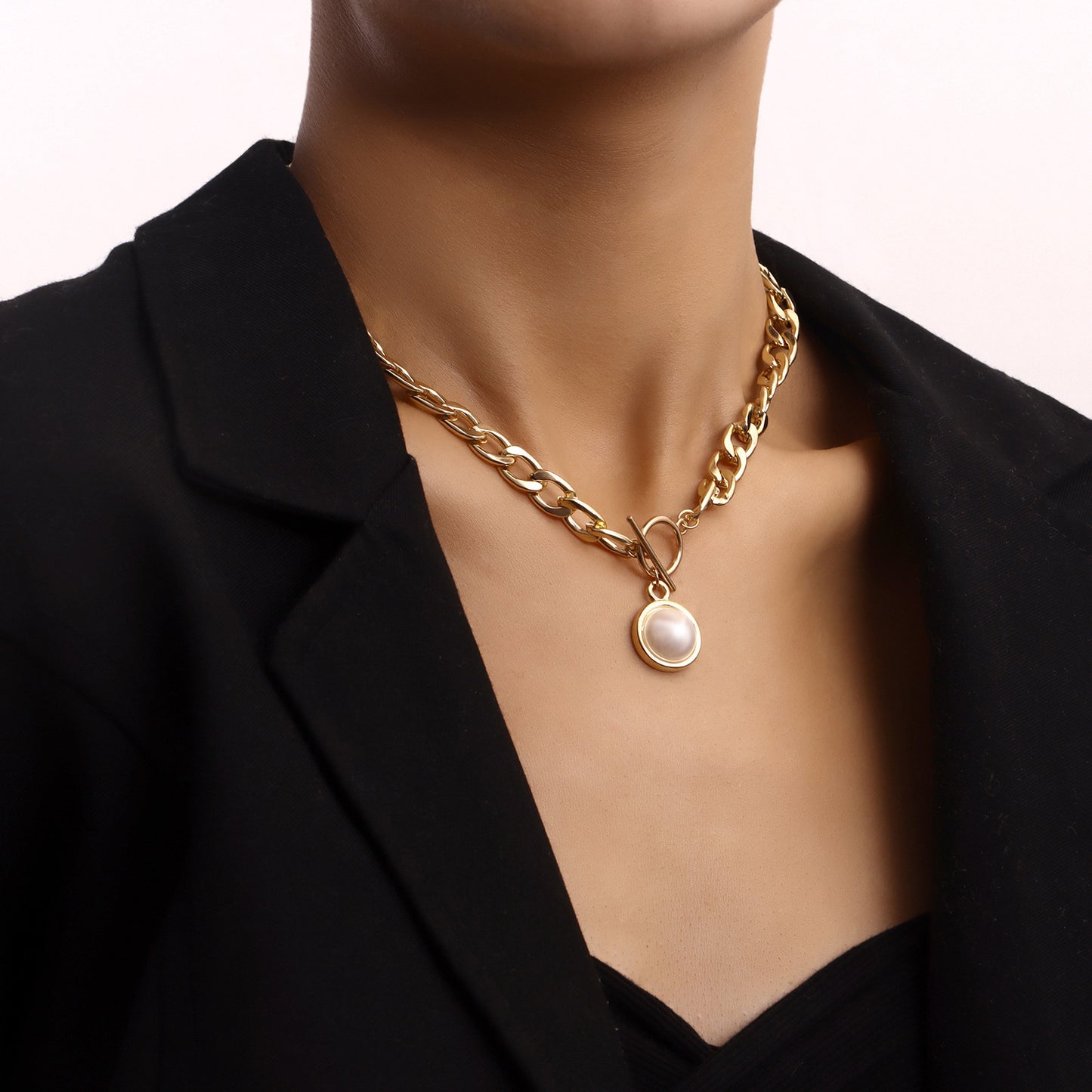 Collana con ciondolo geometrico da donna stile Punk minimalista con catena cubana in lega placcata oro e accento di perle