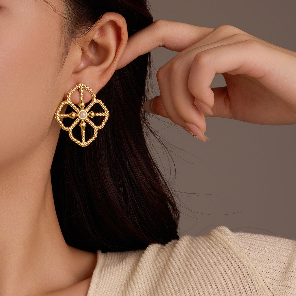 Orecchini a perno a fiore cavo in acciaio inossidabile minimalista con intarsio di perle e placcatura in oro da donna