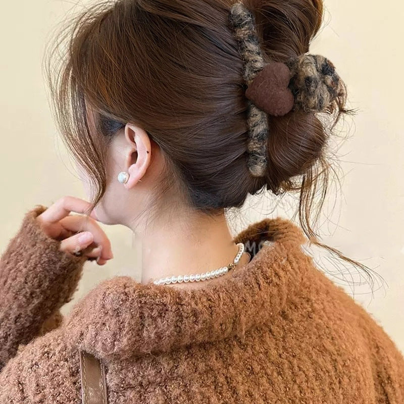 Luxury Style Heart-Shaped Acrylic Velvet-Flocked Hair Claw for Women
