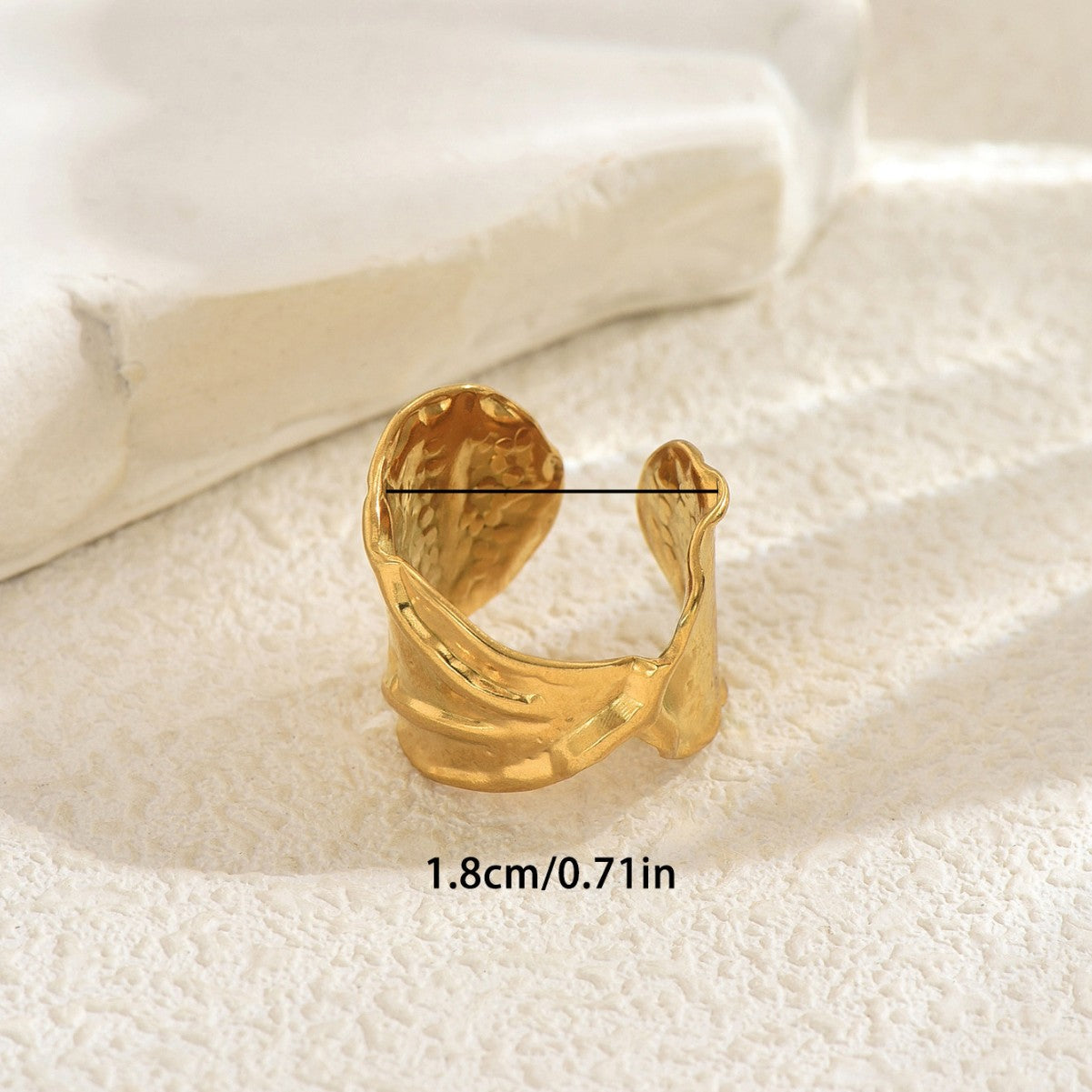 Anillo abierto retorcido geométrico minimalista para mujer en aleación de zinc con acabado chapado