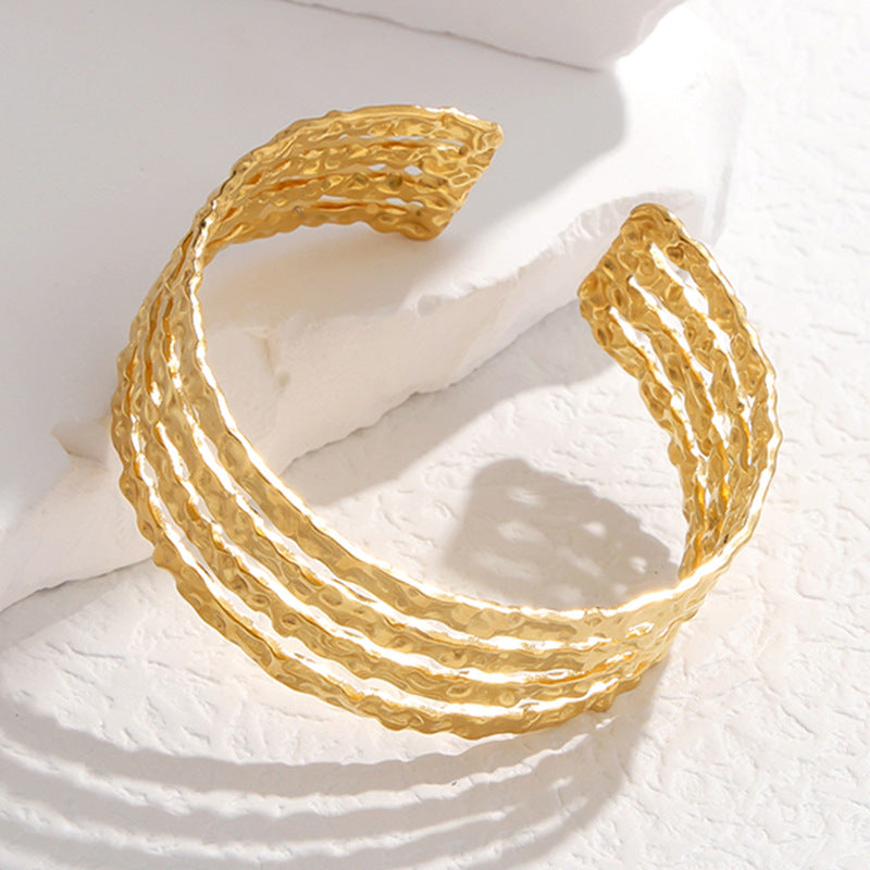 Pulsera de acero de titanio texturizada irregular con acabado galvanizado para mujer, brazalete de acero inoxidable moderno y versátil