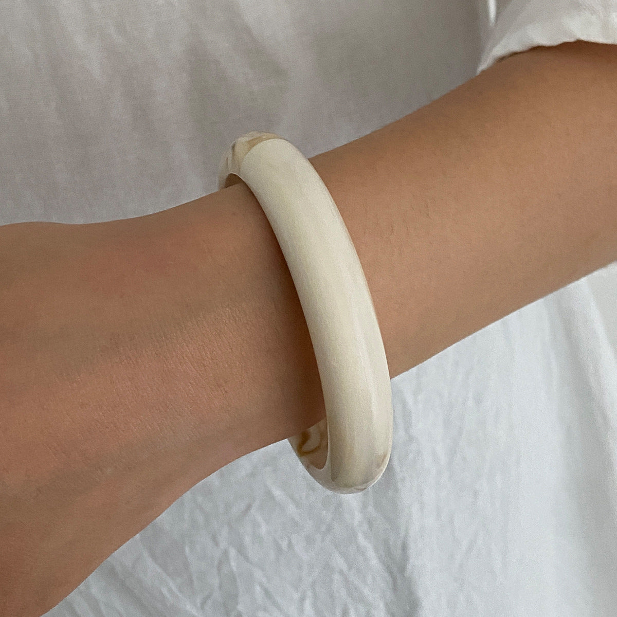 Bracciale Ampio Minimalista Irregolare in Acrilico Marmorizzato da Donna con Finitura Artigianale