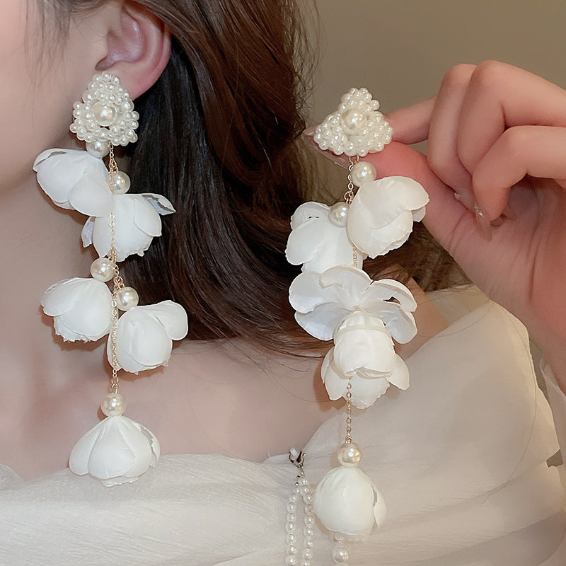Orecchini a perno con perle e fiori delicati da donna, con perni in argento sterling 925 — Gioielli per l'orecchio freschi e dolci per primavera estate