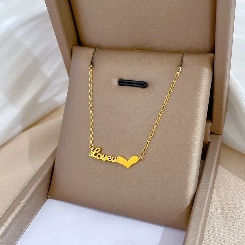 Collana da donna a forma di cuore "Love U" piccola, minimalista ed elegante in acciaio al titanio, con finitura placcata e catena a clavicola