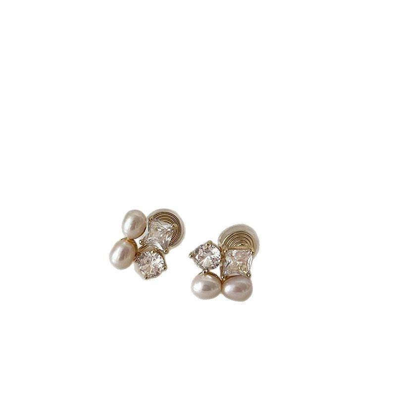 Orecchini di Lusso a Perno Geometrici con Perle d'Acqua Dolce e Intarsio di Zirconi, per Donne, Ispirazione Francese, Eleganza Minimalista e Raffinata