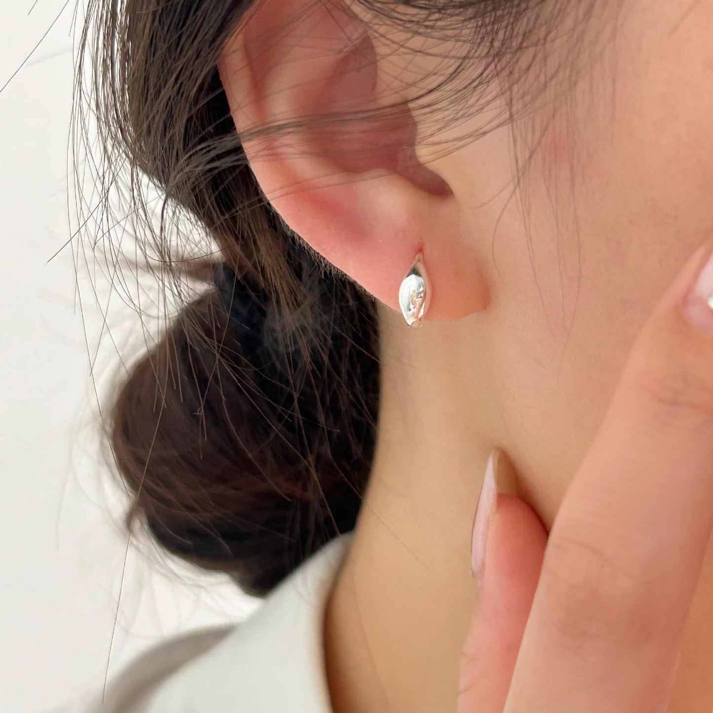 Orecchini a perno minimalisti a forma di lettera in Argento Sterling 925 placcato Oro con accento di perla