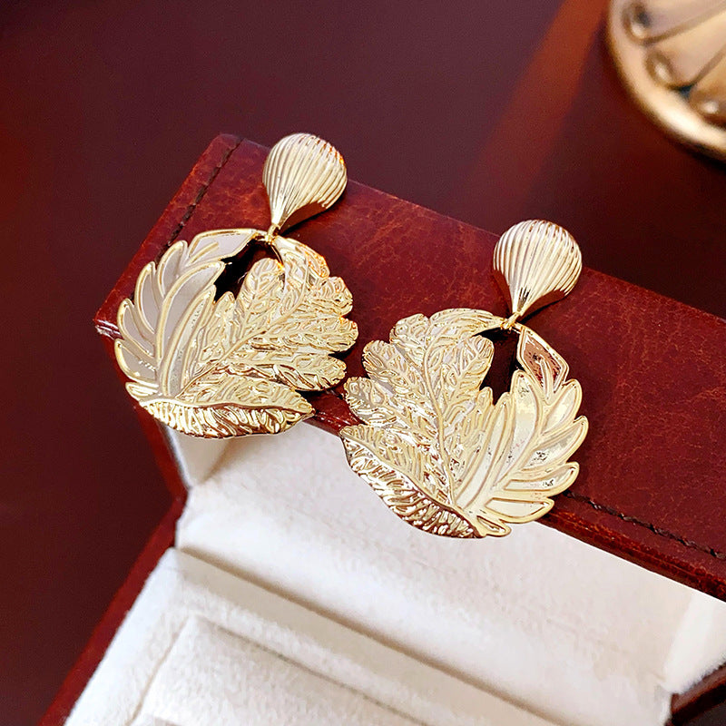 Pendientes colgantes de metal con acabado chapado, diseño floral geométrico de corazón, estilo vintage chic para mujer