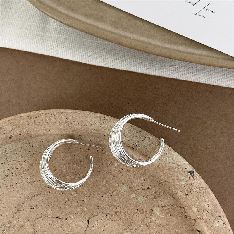 Pendientes de metal geométricos minimalistas con incrustaciones de diamantes de imitación y acabado cepillado para mujer