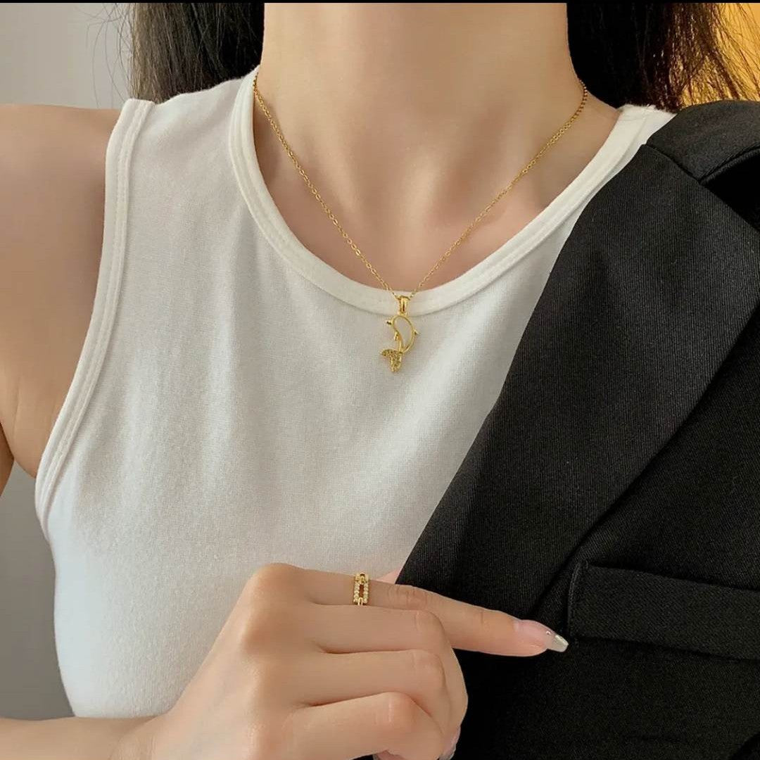 Collana Pendente Delfino Minimalista in Acciaio al Titanio con Ciondolo in Rame Placcato Oro su Catena a O per Donne e Uomini