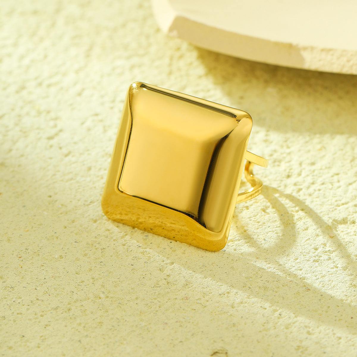 Anello Minimalista Quadrato Regolabile da Donna in Acciaio al Titanio con Finitura Lucida e Superficie Placcata