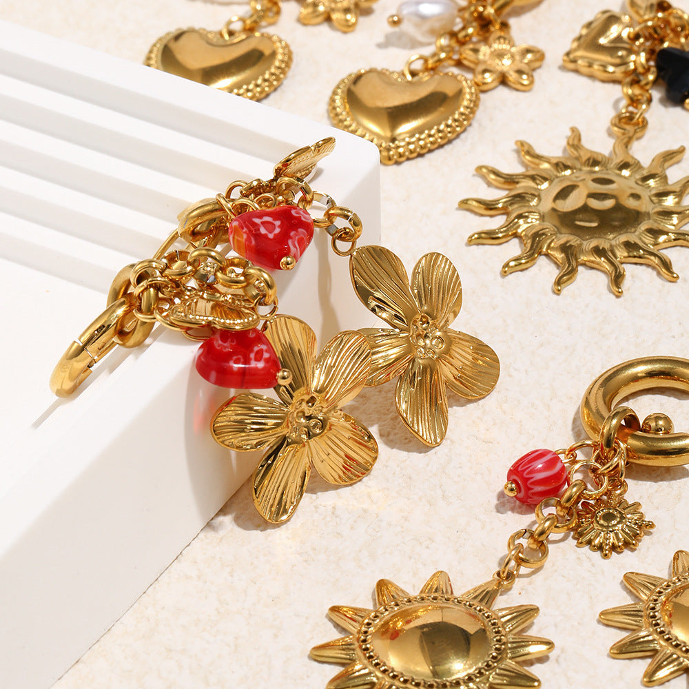 Pendientes de tuerca de mariposa y borde floral de acero inoxidable con baño de oro de 18 quilates para mujer
