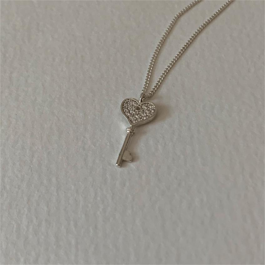 Minimalist Cold-Tone Heart-Shaped Key Pendant Necklace in 925 Sterling Silver with Zircon Accents