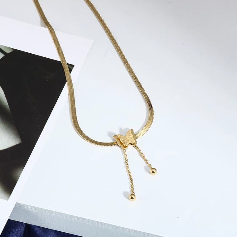 Collar Minimalista con Colgante de Mariposa de Acero de Titanio con Chapado en Oro Rosa y Cadena de Serpiente para Mujer
