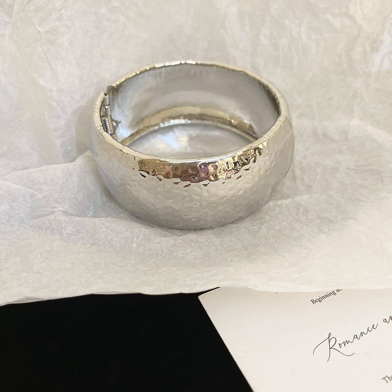 Bracciale a manetta in metallo elegante e robusto con finitura placcata, forma geometrica rotonda, accessorio di lusso alla moda per pendolari