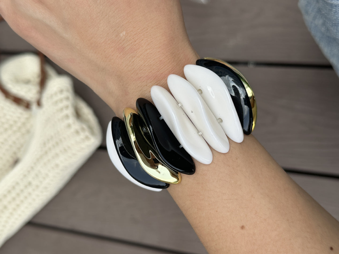 Bracciale da donna a polsino aperto in acrilico con gradiente geometrico elegante e alla moda