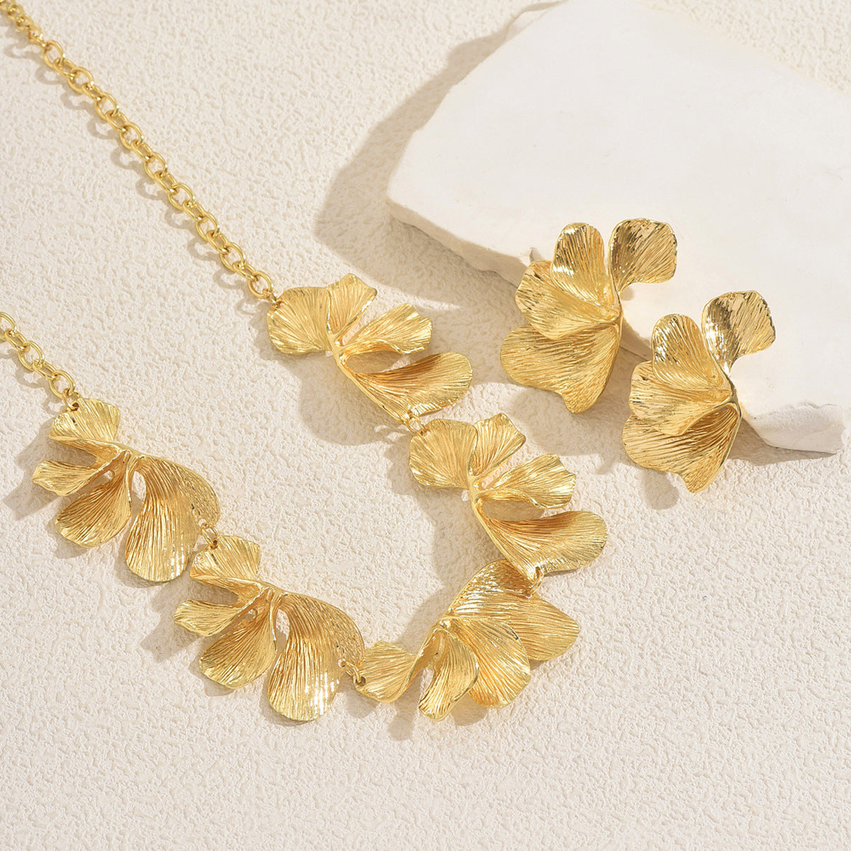 Set collana e orecchini floreali minimalisti in lega con texture a petalo e finitura placcata per donna